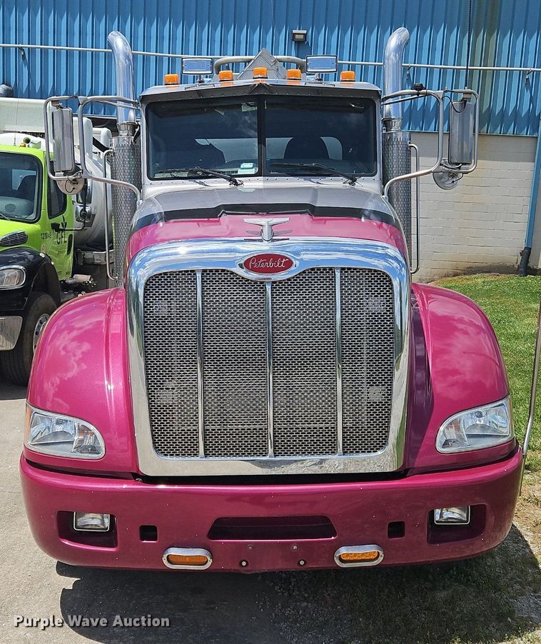 image for item OK9954 2007 Peterbilt  386 tank truck