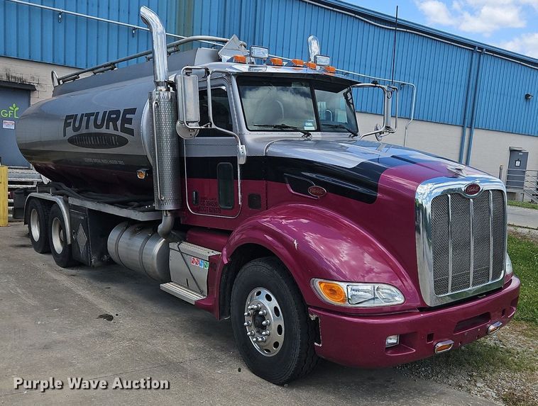 image for item OK9954 2007 Peterbilt  386 tank truck