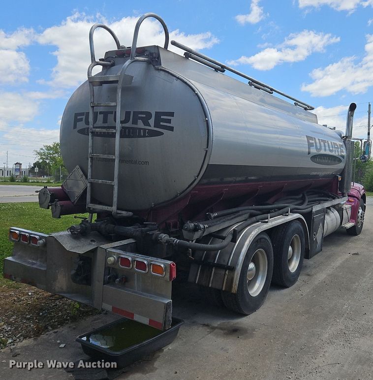 image for item OK9954 2007 Peterbilt  386 tank truck