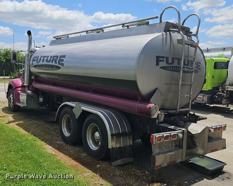 image for item OK9954 2007 Peterbilt  386 tank truck