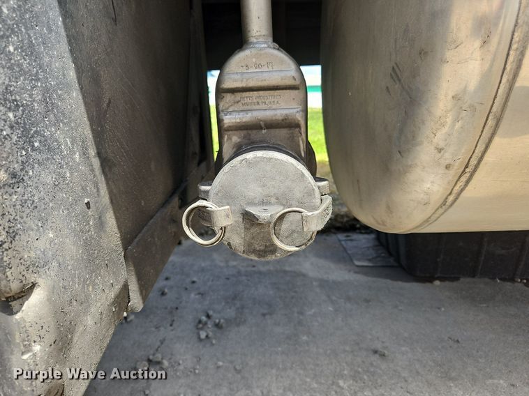 image for item OK9954 2007 Peterbilt  386 tank truck