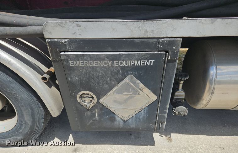 image for item OK9954 2007 Peterbilt  386 tank truck