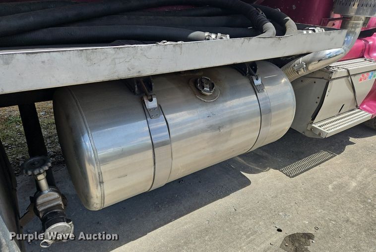 image for item OK9954 2007 Peterbilt  386 tank truck