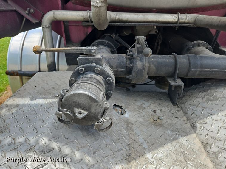 image for item OK9954 2007 Peterbilt  386 tank truck
