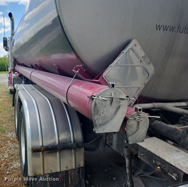 image for item OK9954 2007 Peterbilt  386 tank truck