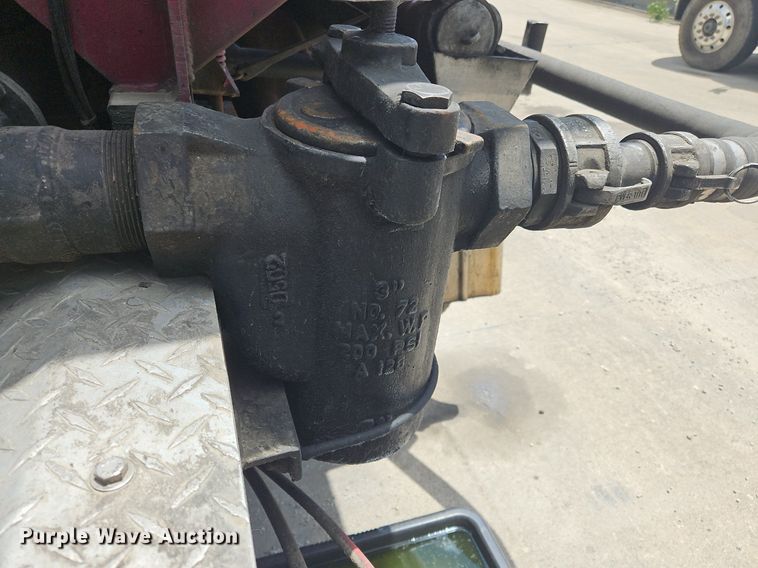 image for item OK9954 2007 Peterbilt  386 tank truck