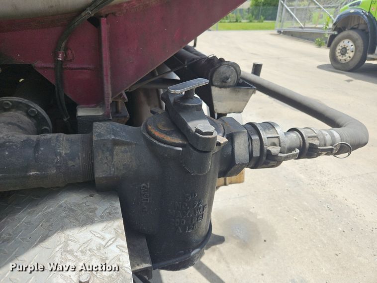 image for item OK9954 2007 Peterbilt  386 tank truck