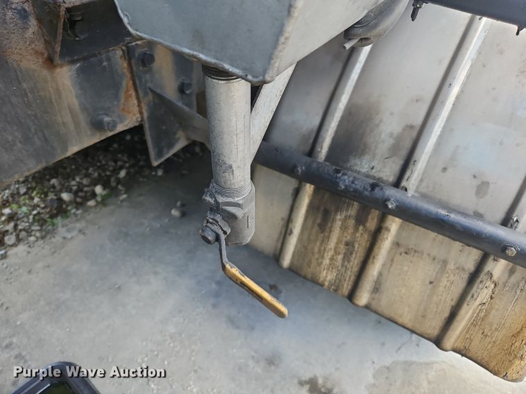 image for item OK9954 2007 Peterbilt  386 tank truck