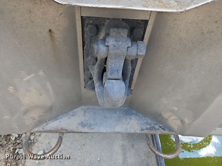 image for item OK9954 2007 Peterbilt  386 tank truck