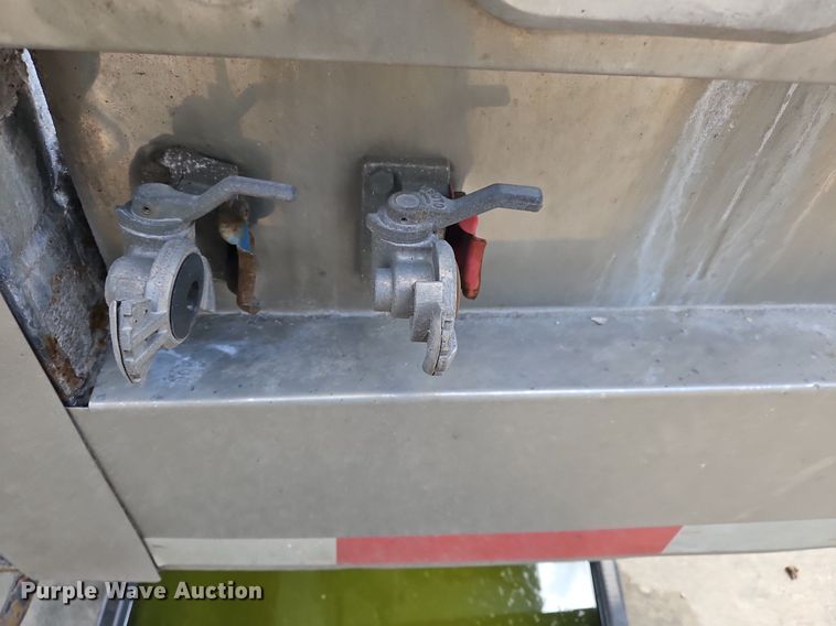 image for item OK9954 2007 Peterbilt  386 tank truck