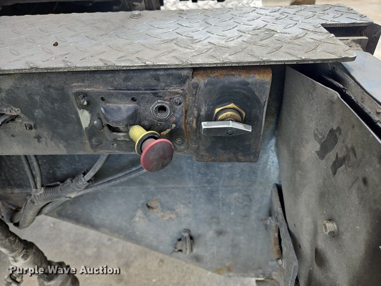 image for item OK9954 2007 Peterbilt  386 tank truck