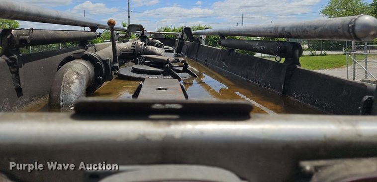 image for item OK9954 2007 Peterbilt  386 tank truck