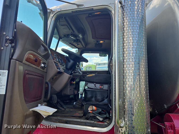 image for item OK9954 2007 Peterbilt  386 tank truck