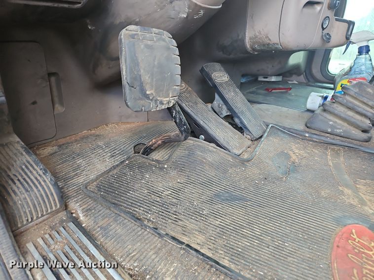 image for item OK9954 2007 Peterbilt  386 tank truck