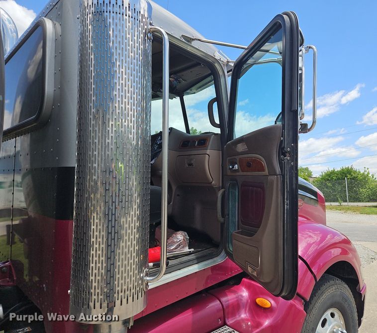 image for item OK9954 2007 Peterbilt  386 tank truck