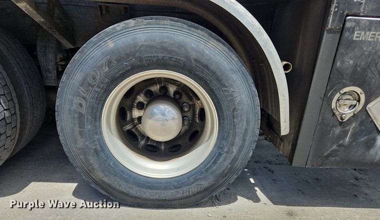 image for item OK9954 2007 Peterbilt  386 tank truck