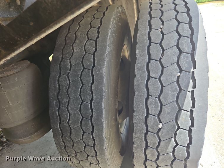 image for item OK9954 2007 Peterbilt  386 tank truck