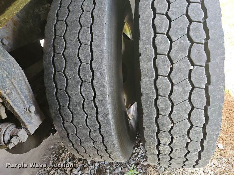 image for item OK9954 2007 Peterbilt  386 tank truck