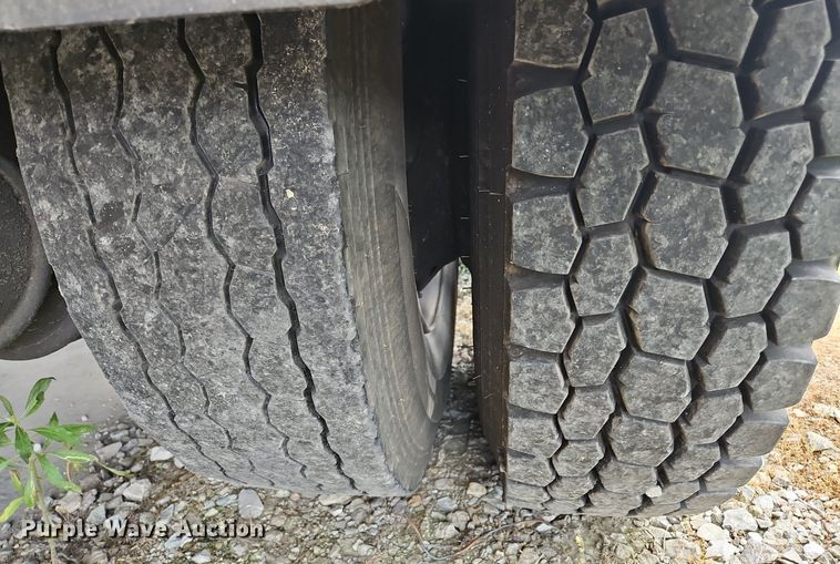 image for item OK9954 2007 Peterbilt  386 tank truck