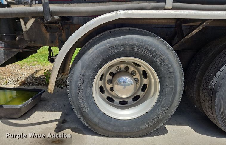 image for item OK9954 2007 Peterbilt  386 tank truck