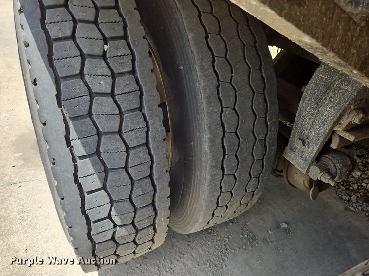 image for item OK9954 2007 Peterbilt  386 tank truck