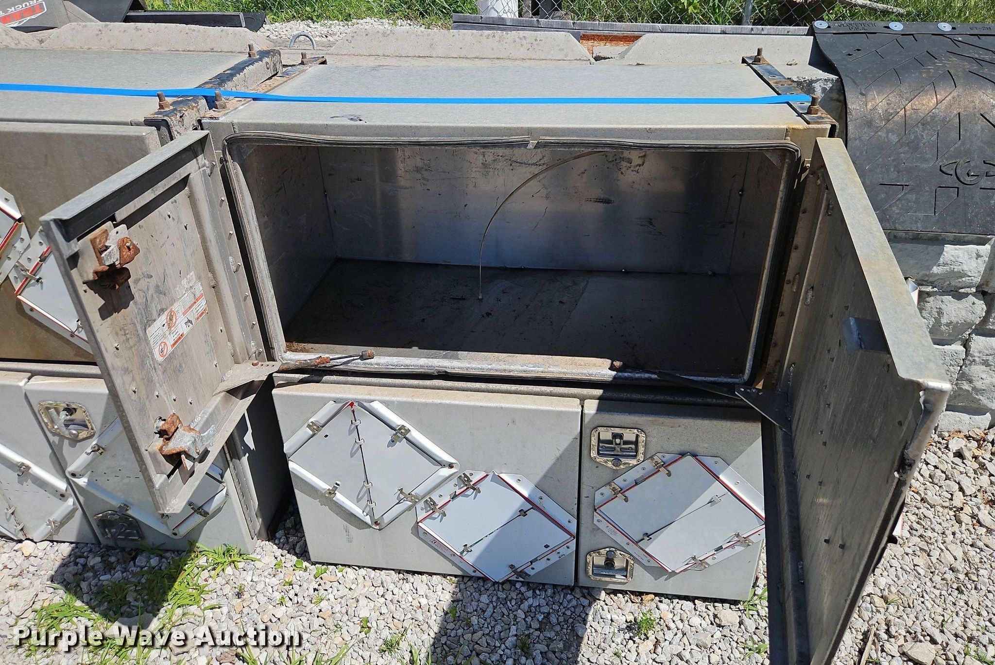 (6) toolboxes in Grain Valley, MO Item DR8660 for sale Purple Wave