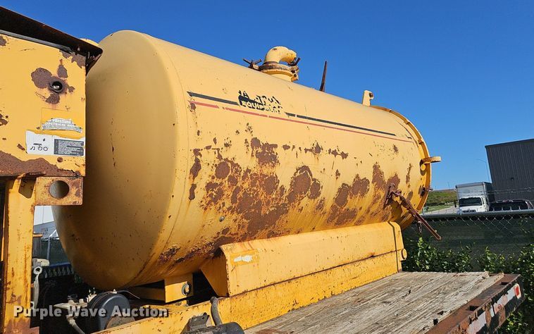 image for item DN7414 1998 Ford F800 vacuum truck