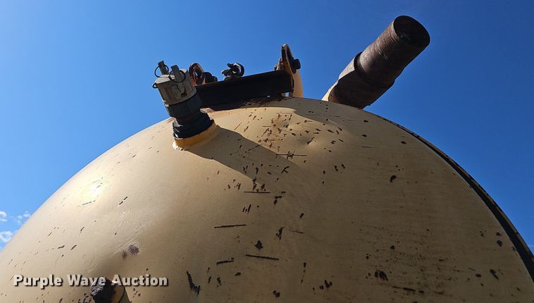 image for item DN7414 1998 Ford F800 vacuum truck