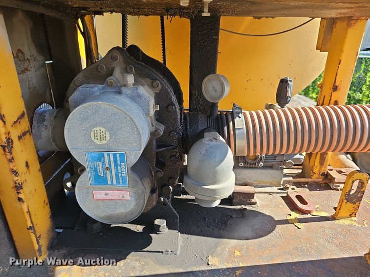 image for item DN7414 1998 Ford F800 vacuum truck