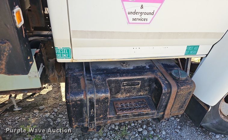 image for item DN7414 1998 Ford F800 vacuum truck