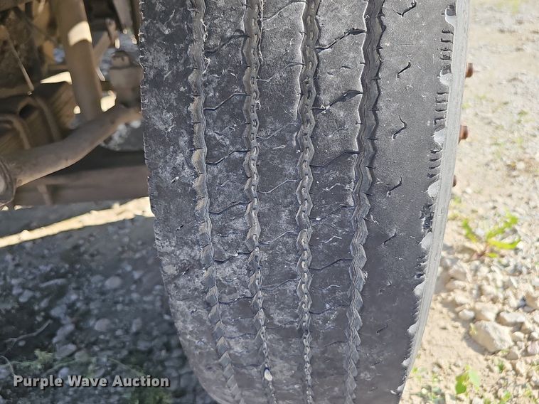 image for item DN7414 1998 Ford F800 vacuum truck