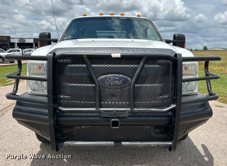 image for item DO6537 2014 Ford F350 Super Duty  Crew Cab flatbed pickup truck