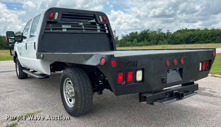 image for item DO6537 2014 Ford F350 Super Duty  Crew Cab flatbed pickup truck