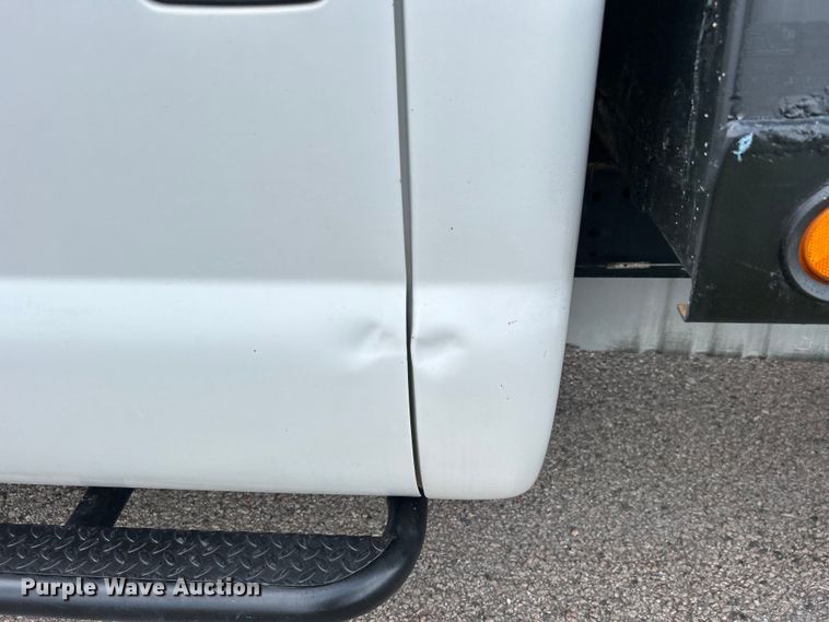 image for item DO6537 2014 Ford F350 Super Duty  Crew Cab flatbed pickup truck