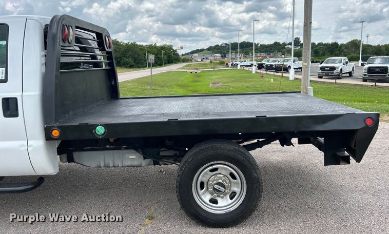 image for item DO6537 2014 Ford F350 Super Duty  Crew Cab flatbed pickup truck