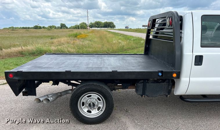 image for item DO6537 2014 Ford F350 Super Duty  Crew Cab flatbed pickup truck