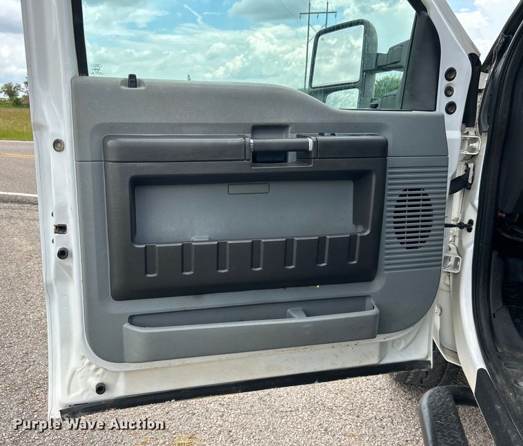 image for item DO6537 2014 Ford F350 Super Duty  Crew Cab flatbed pickup truck