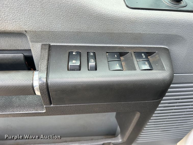 image for item DO6537 2014 Ford F350 Super Duty  Crew Cab flatbed pickup truck