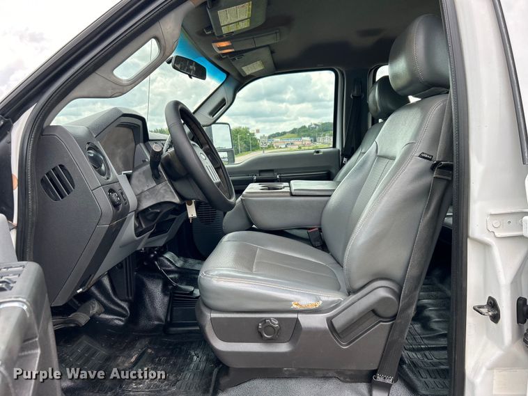 image for item DO6537 2014 Ford F350 Super Duty  Crew Cab flatbed pickup truck