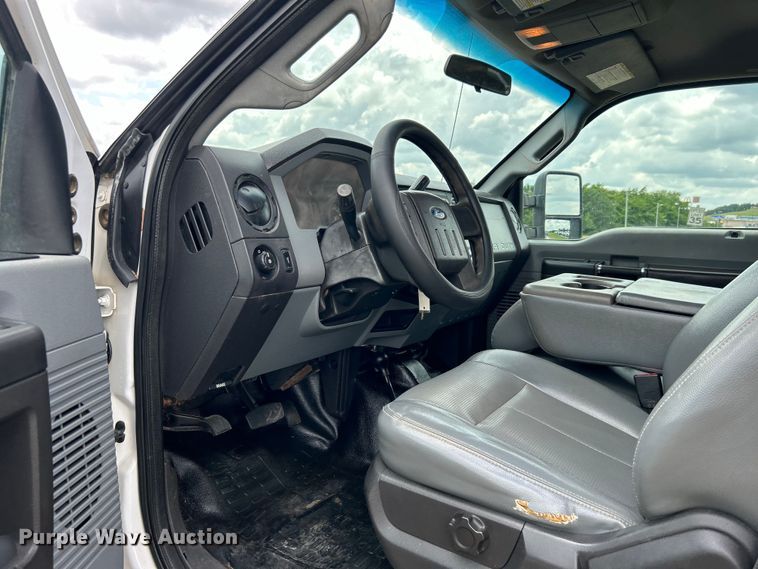 image for item DO6537 2014 Ford F350 Super Duty  Crew Cab flatbed pickup truck