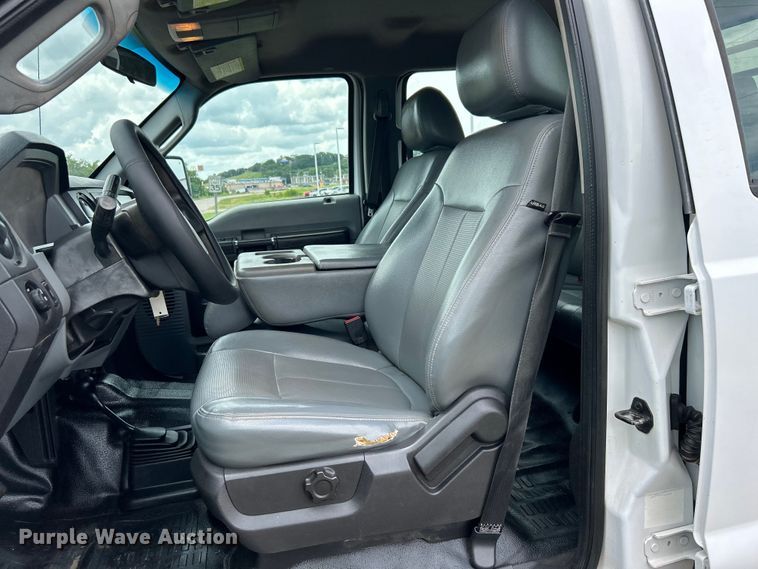 image for item DO6537 2014 Ford F350 Super Duty  Crew Cab flatbed pickup truck