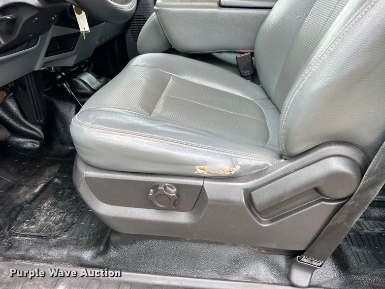 image for item DO6537 2014 Ford F350 Super Duty  Crew Cab flatbed pickup truck