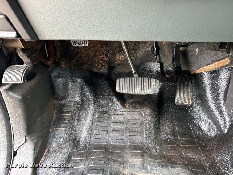 image for item DO6537 2014 Ford F350 Super Duty  Crew Cab flatbed pickup truck