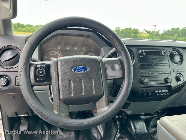 image for item DO6537 2014 Ford F350 Super Duty  Crew Cab flatbed pickup truck