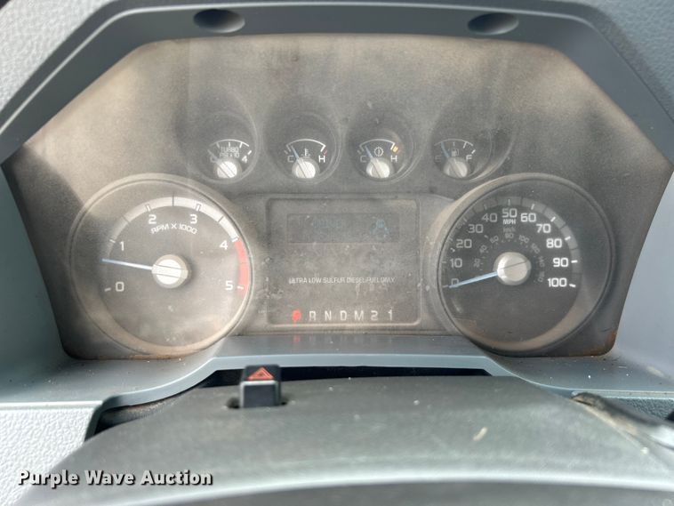 image for item DO6537 2014 Ford F350 Super Duty  Crew Cab flatbed pickup truck