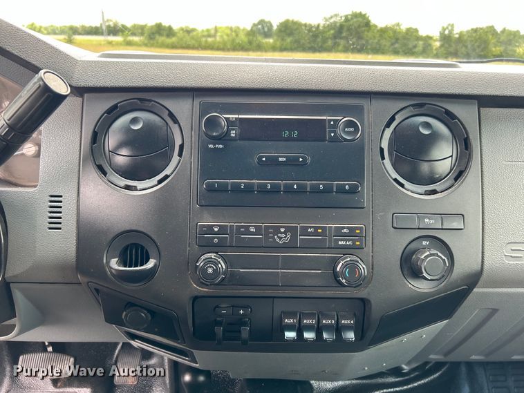 image for item DO6537 2014 Ford F350 Super Duty  Crew Cab flatbed pickup truck