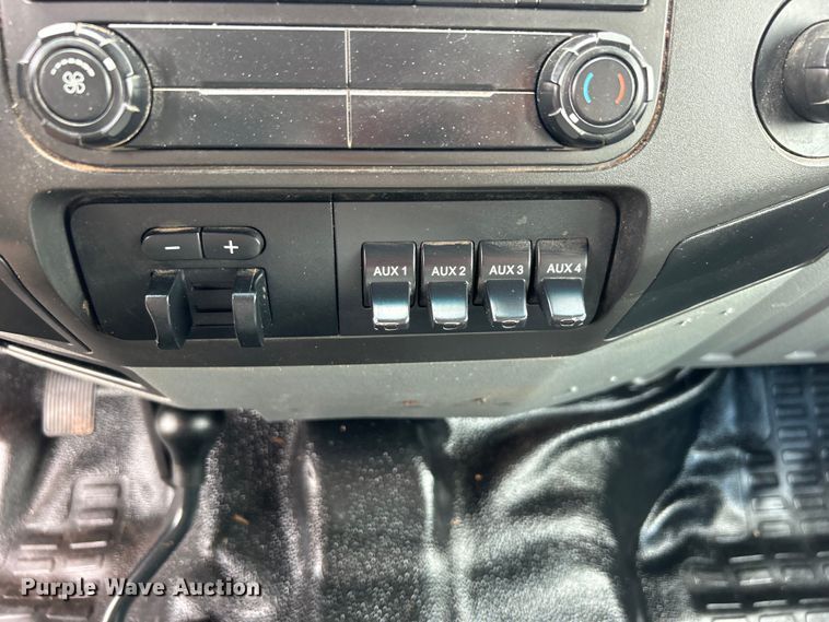 image for item DO6537 2014 Ford F350 Super Duty  Crew Cab flatbed pickup truck