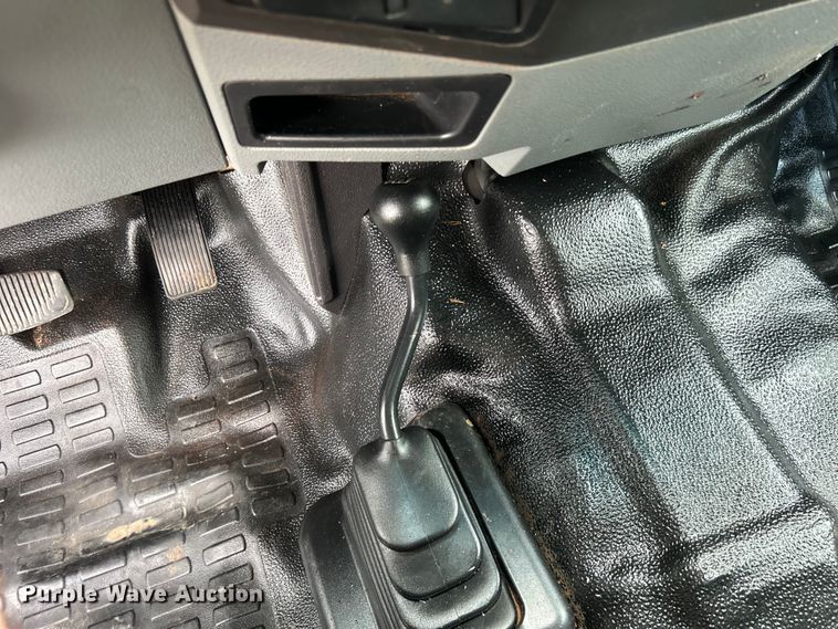 image for item DO6537 2014 Ford F350 Super Duty  Crew Cab flatbed pickup truck