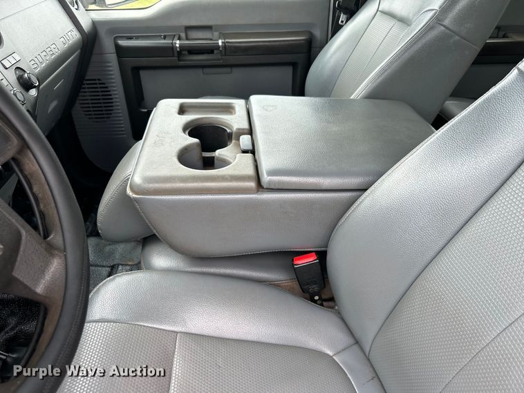 image for item DO6537 2014 Ford F350 Super Duty  Crew Cab flatbed pickup truck