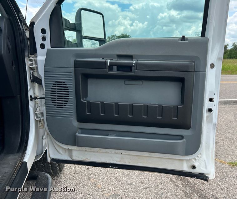 image for item DO6537 2014 Ford F350 Super Duty  Crew Cab flatbed pickup truck